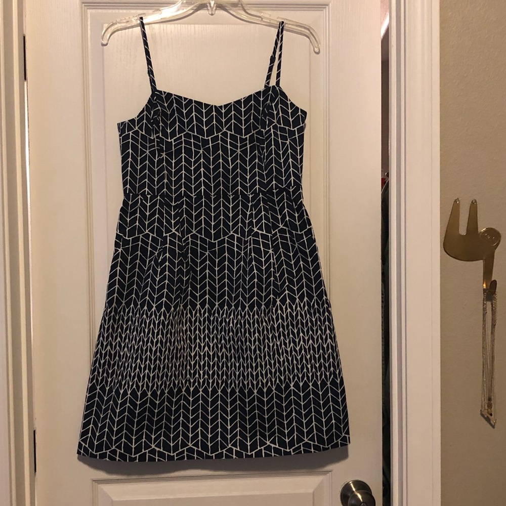 GAP navy and white geometric chevron pattern dress